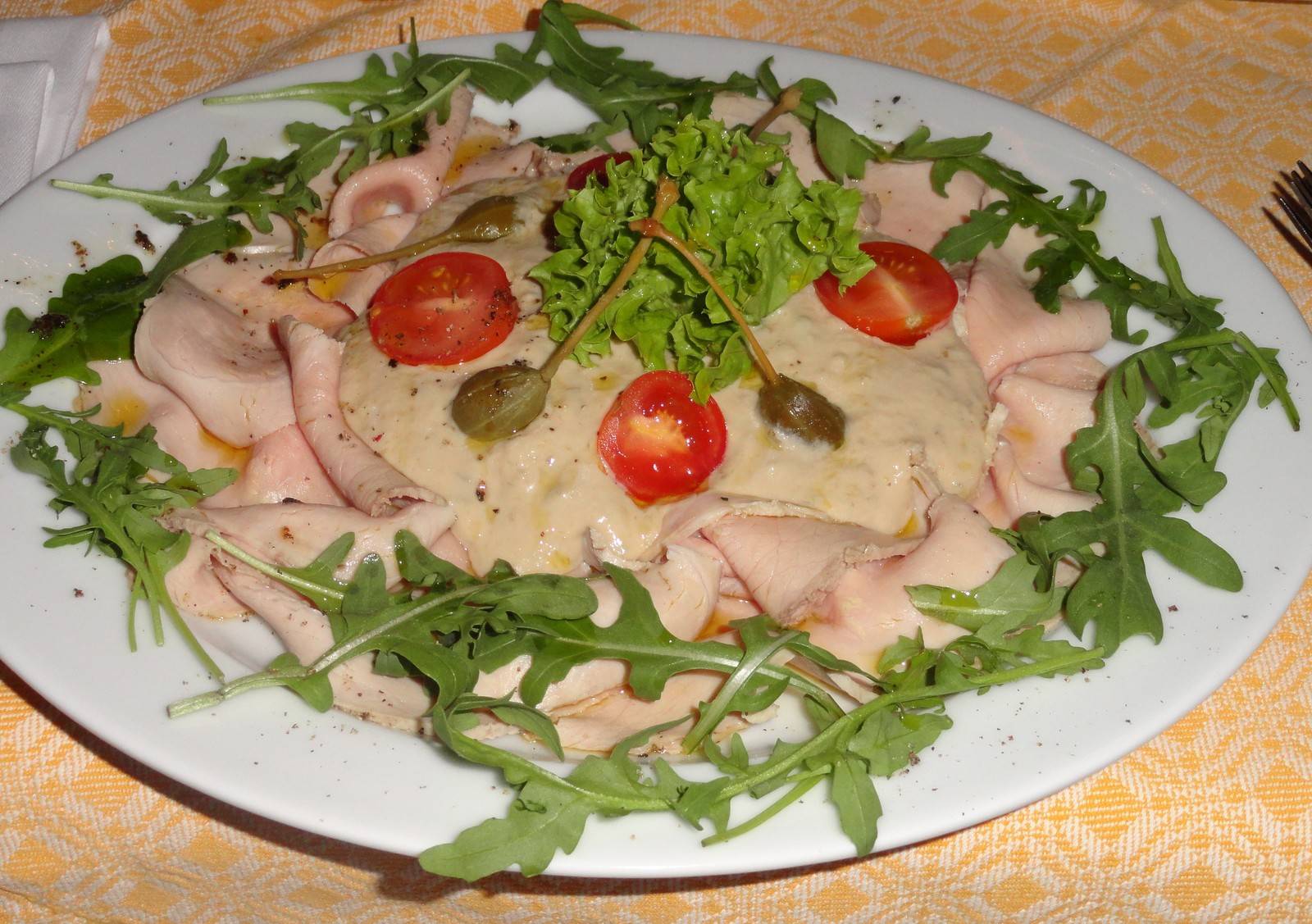 Vitello tonnato mit Paradeiser-Rucola-Salat