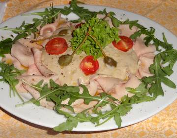 Vitello tonnato mit Paradeiser-Rucola-Salat