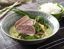 Grünes Thai-Curry mit geräuchertem Schweinefilet
