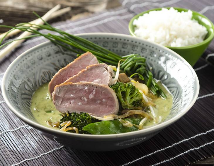 Grünes Thai-Curry mit geräuchertem Schweinefilet Grünes Thai-Curry mit geräuchertem Schweinefilet