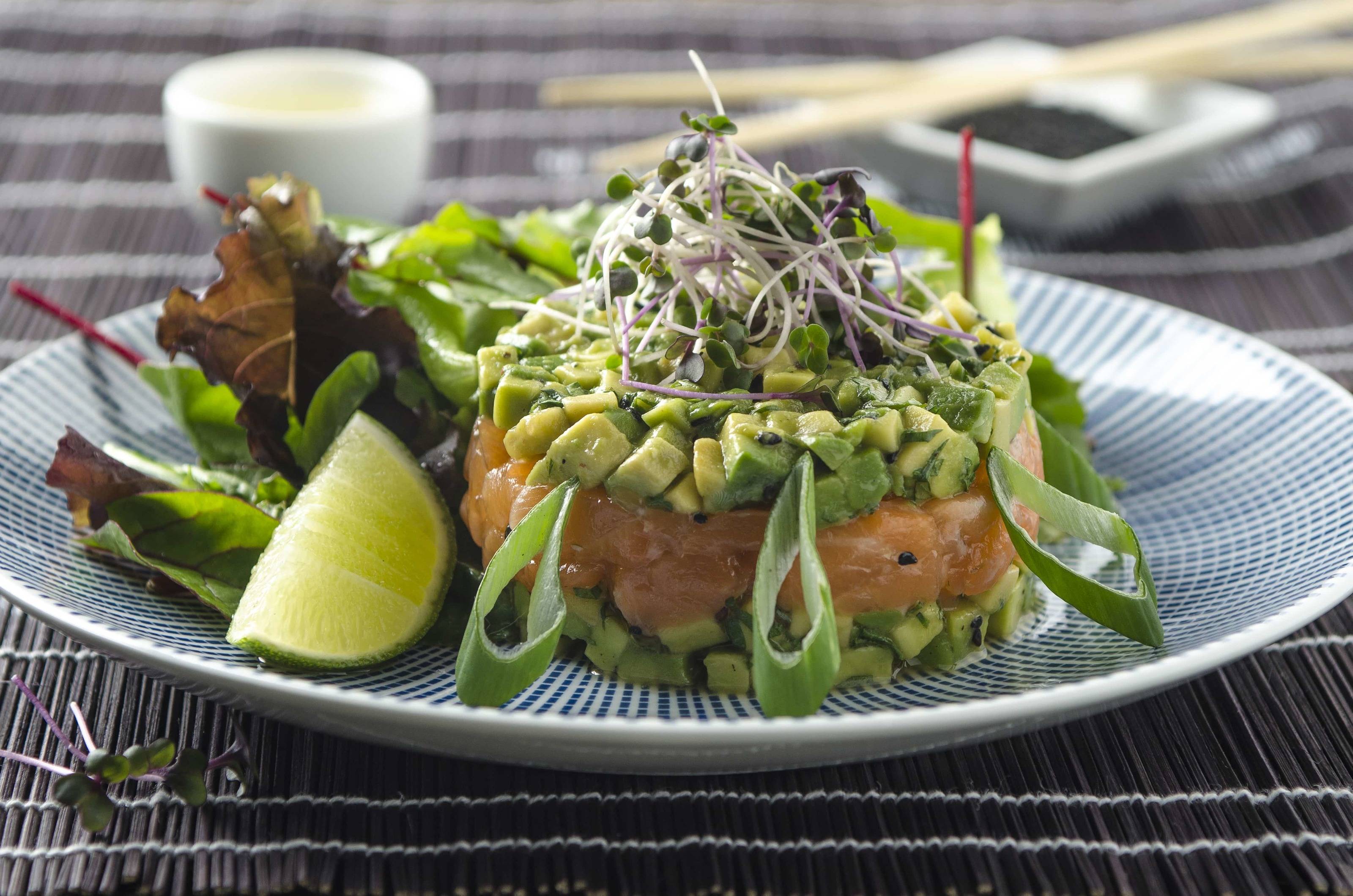 Lachstatar auf Avocadocreme Rezept - ichkoche