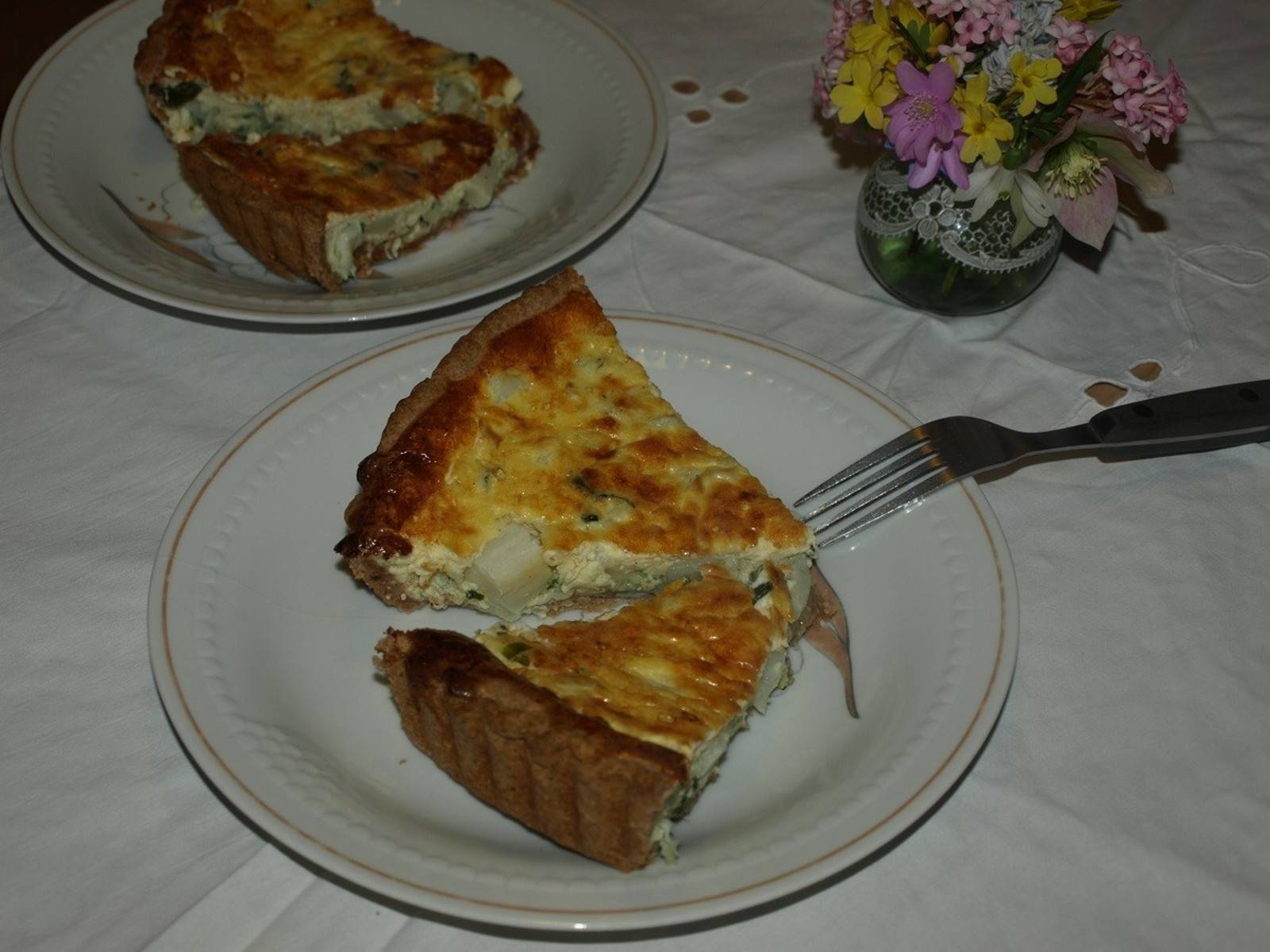 Spargelquiche mit Frühlingskräutern