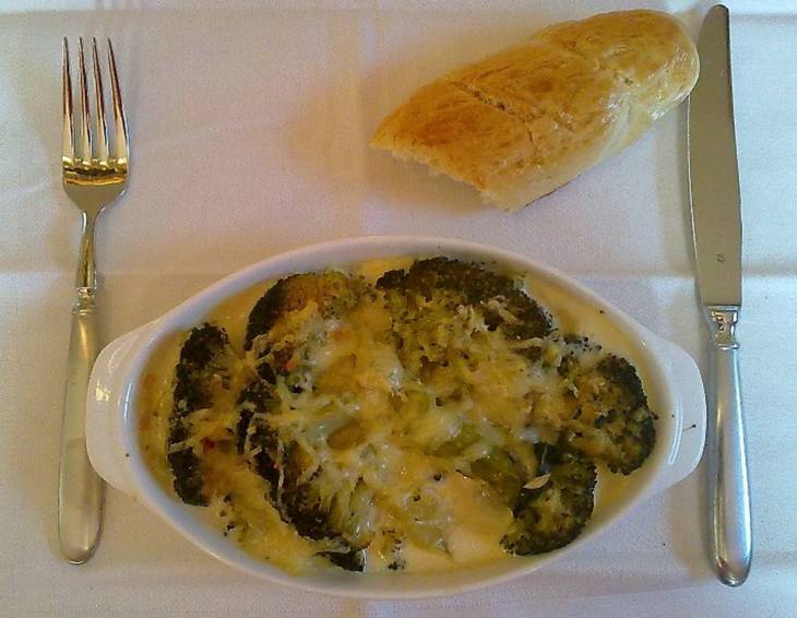 Brokkoli in Gorgonzolaschlagobers überbacken Brokkoli in Gorgonzolaschlagobers überbacken