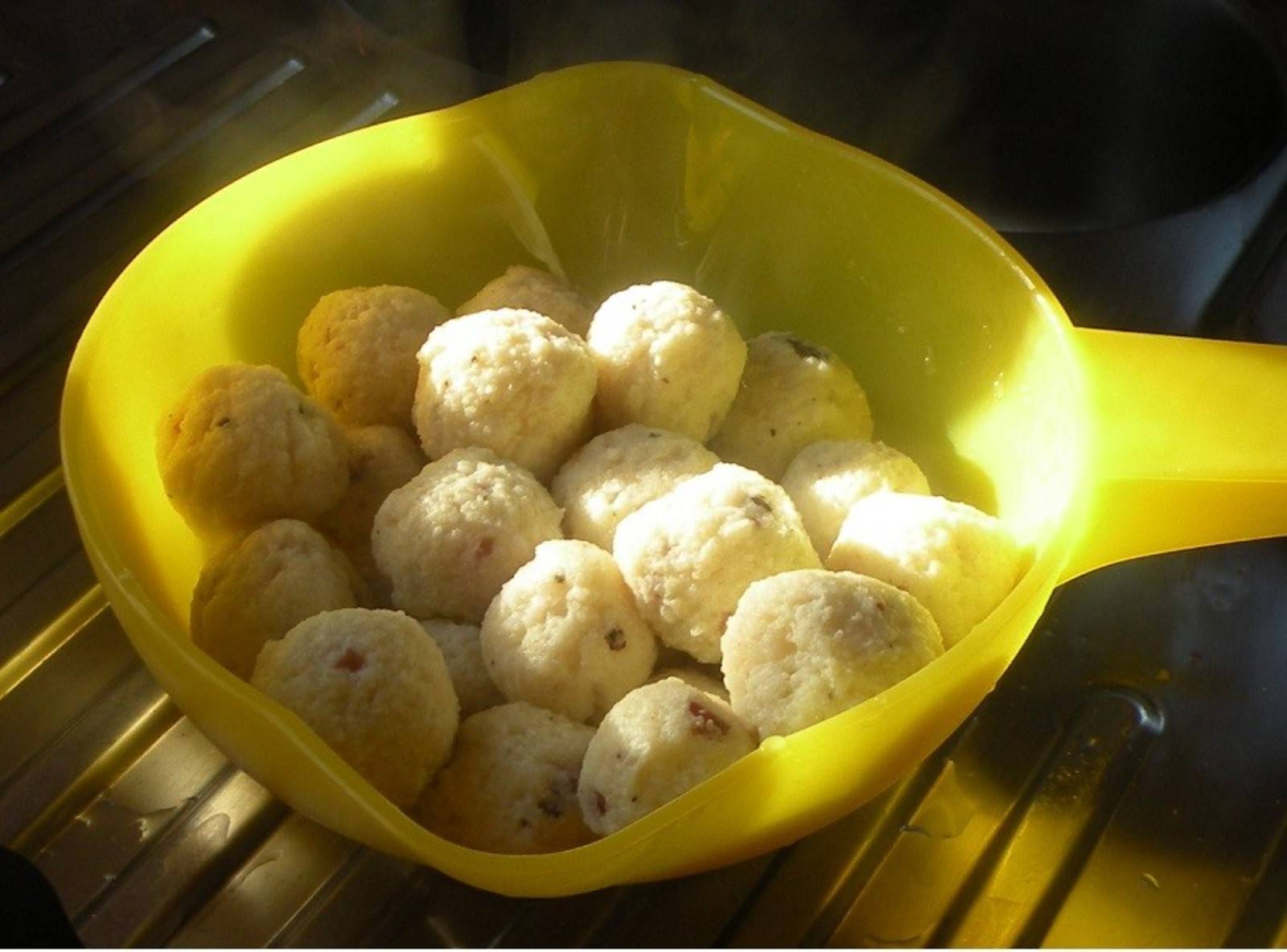 Speck-Grießknödel für die Suppe Rezept - ichkoche.de Speck-Grießknödel für die Suppe Rezept - ichkoche.de