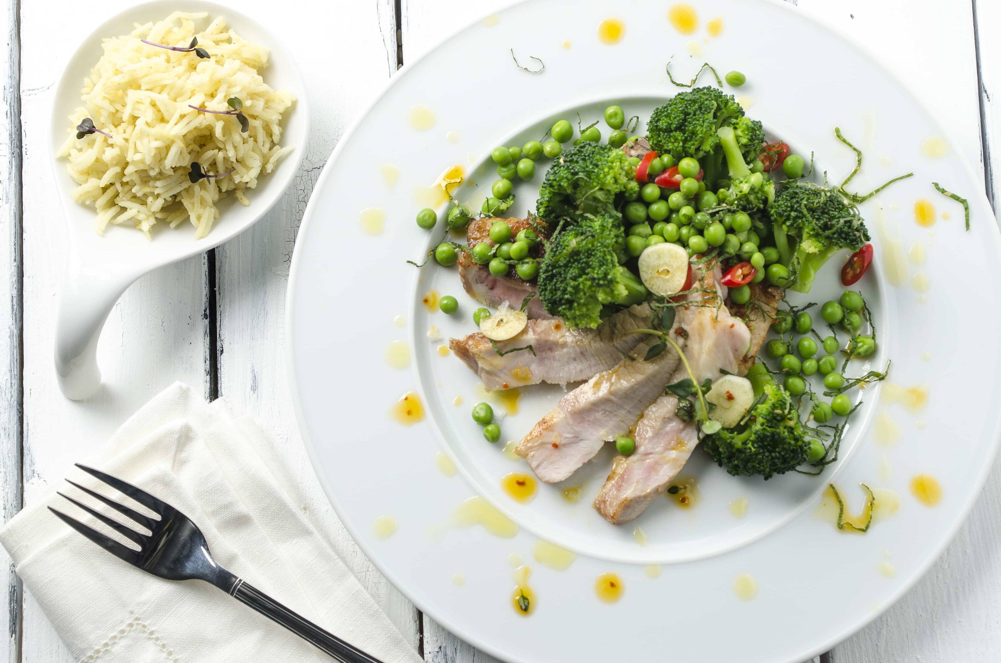 Schweinskoteletts mit Brokkoli, Erbsen und Reis Rezept