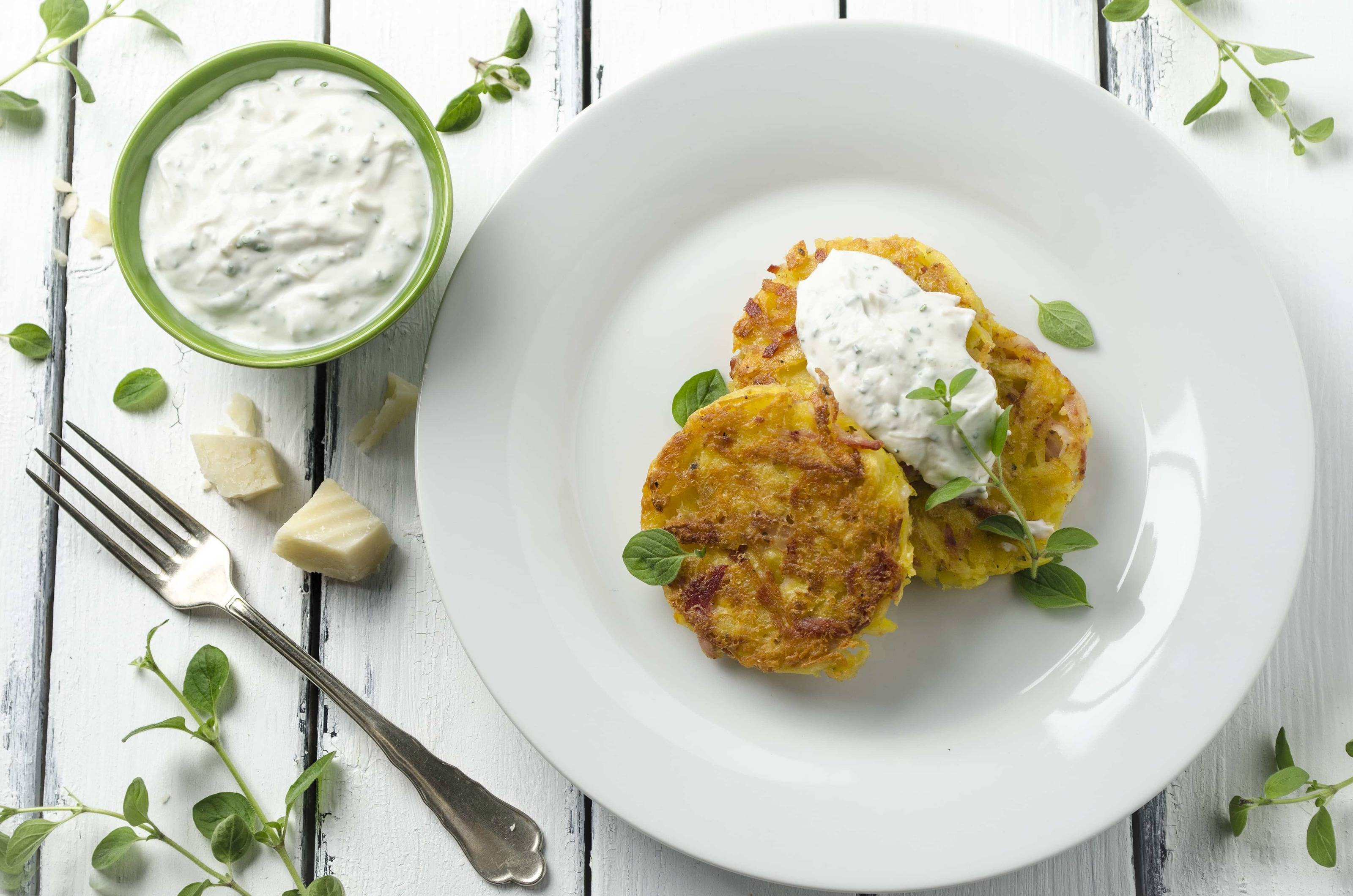 Schinken-Käse-Erdäpfelpuffer mit Krenjoghurt Rezept