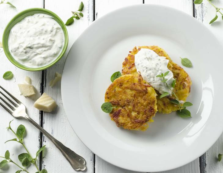 Schinken-Käse-Erdäpfelpuffer mit Krenjoghurt