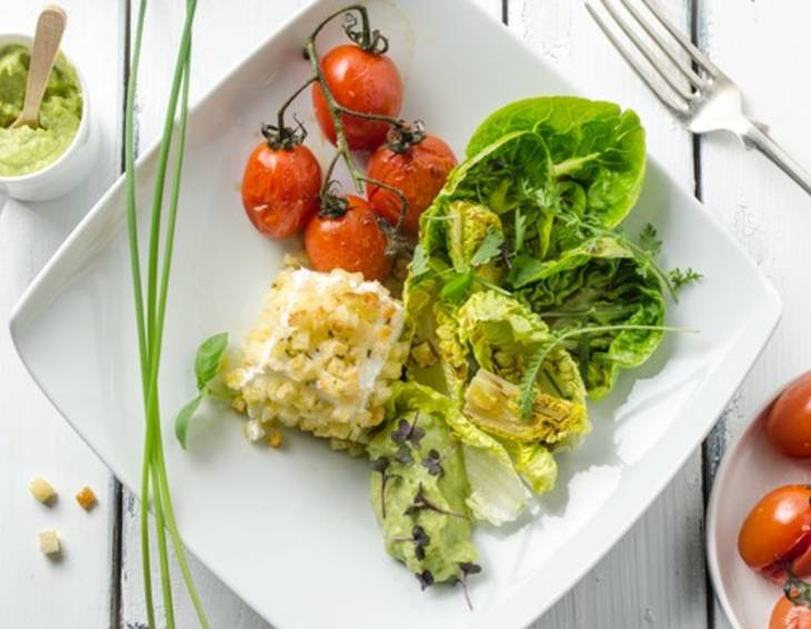 Salatherzen mit Ofen-Paradeisern, Avocado und Ziegenkäse