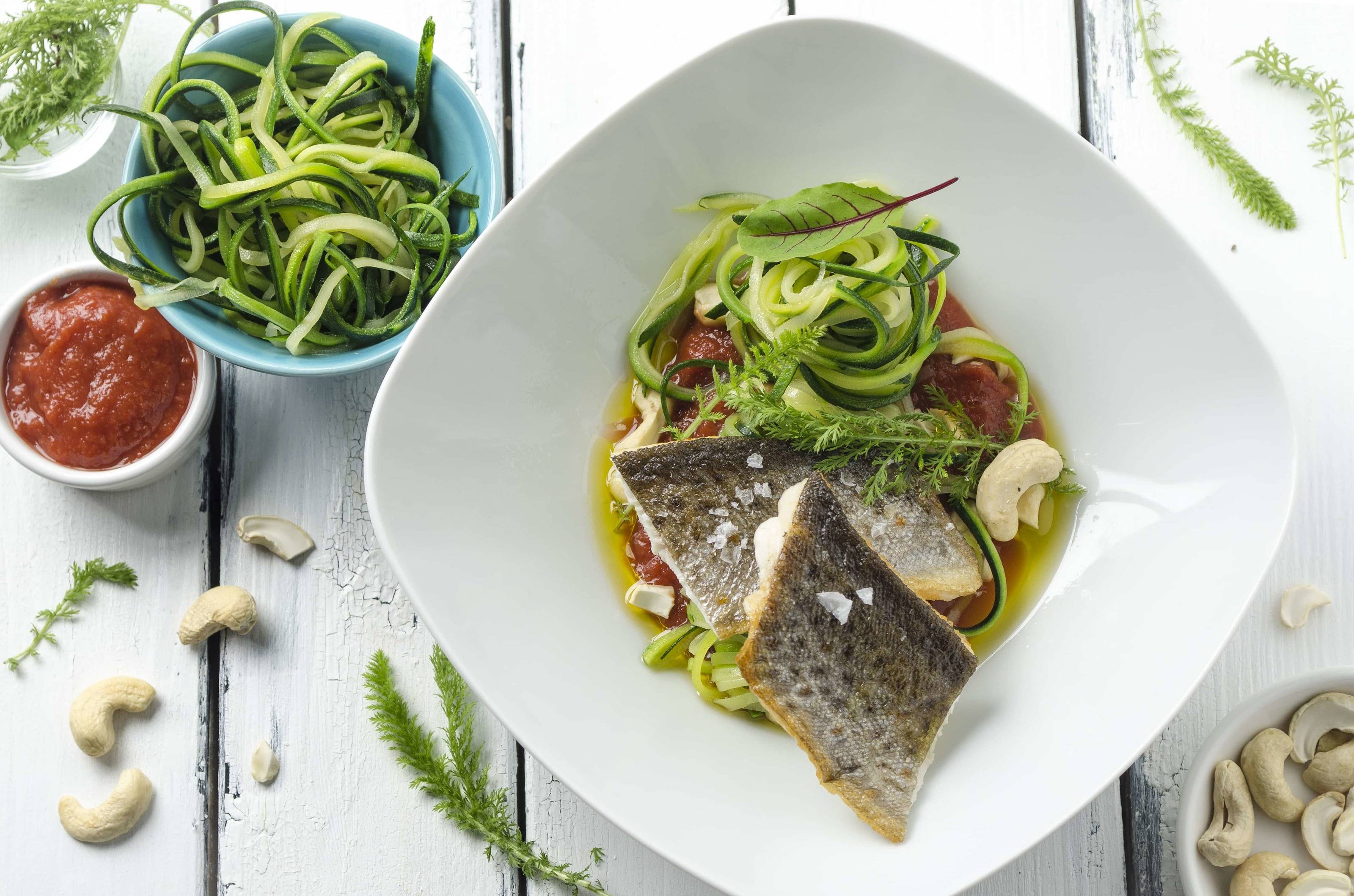 Zucchininudeln mit Forellenfilets und Paradeisersauce Rezept