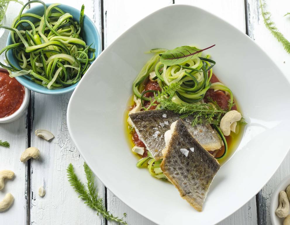 Zucchininudeln mit Forellenfilets und Paradeisersauce Zucchininudeln mit Forellenfilets und Paradeisersauce