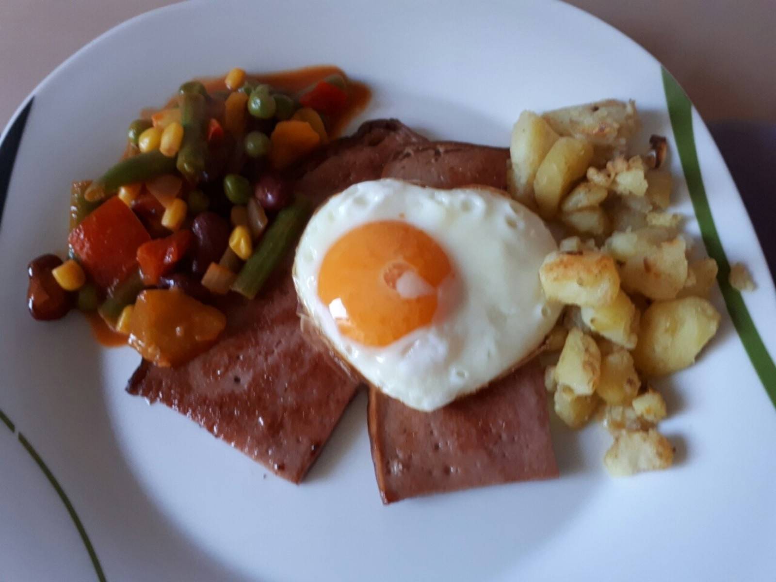 Gebratener Leberkäse mit Gemüse, Röstkartoffeln und Spiegelei Rezept ...