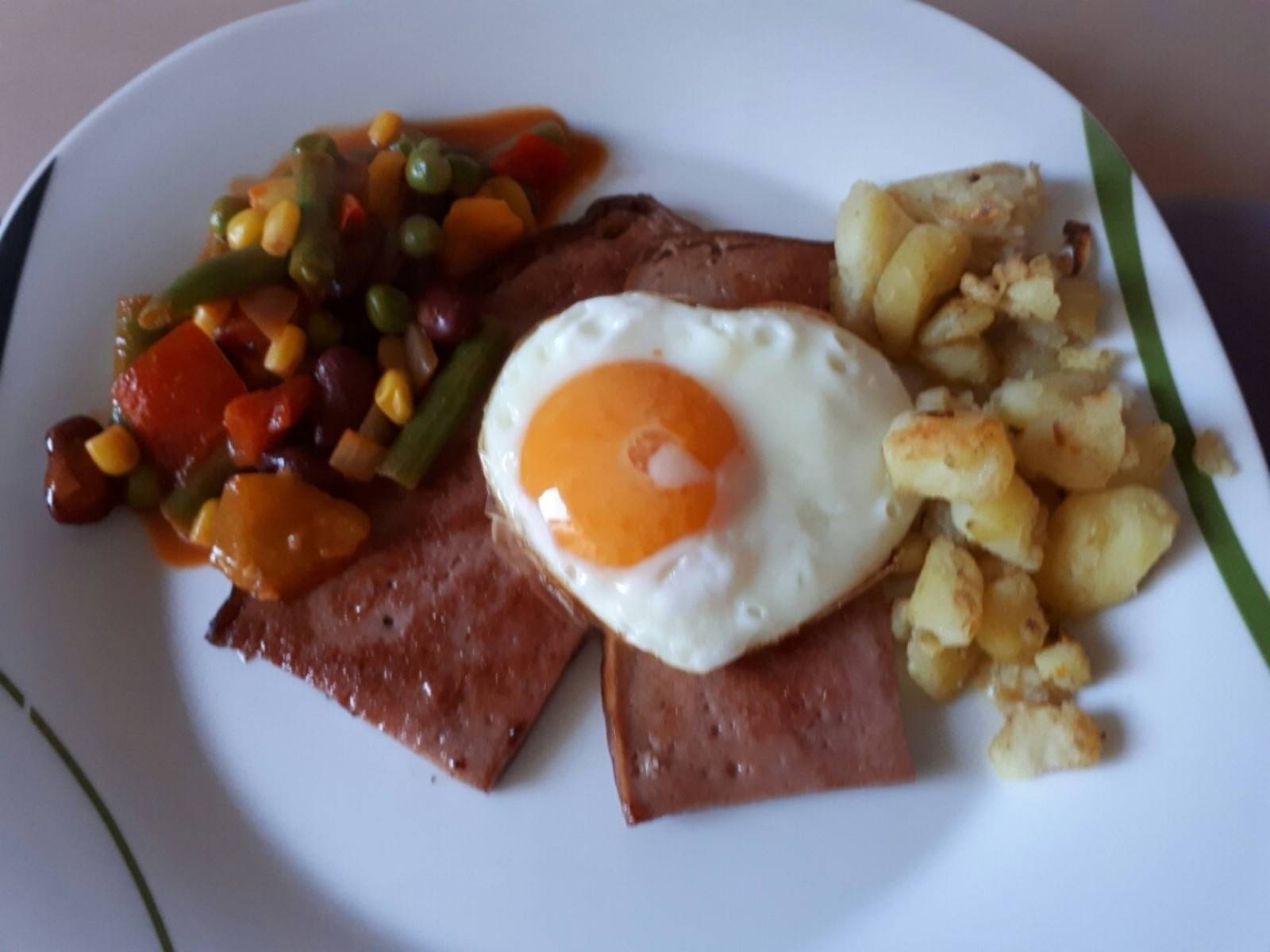 Gebratener Leberkäse mit Gemüse, Röstkartoffeln und Spiegelei