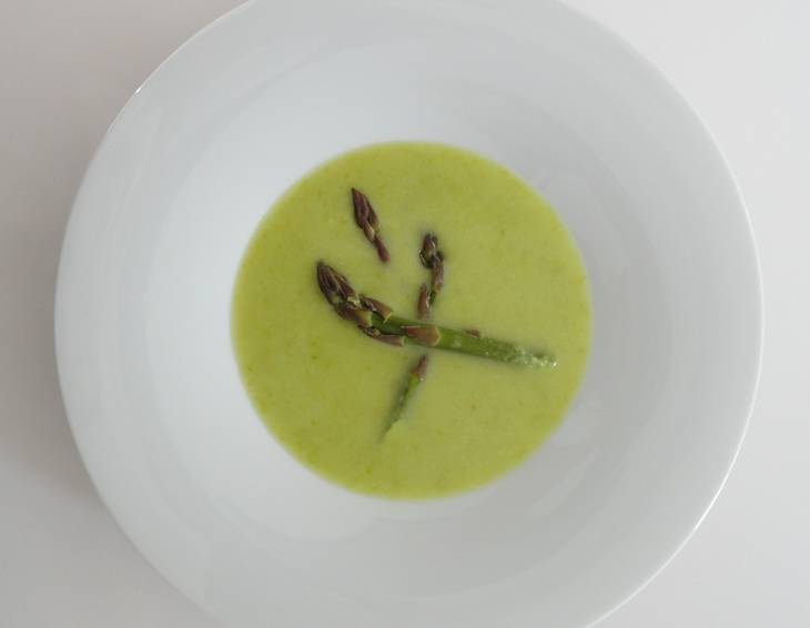 Spargelsuppe mit grünem Stangenspargel