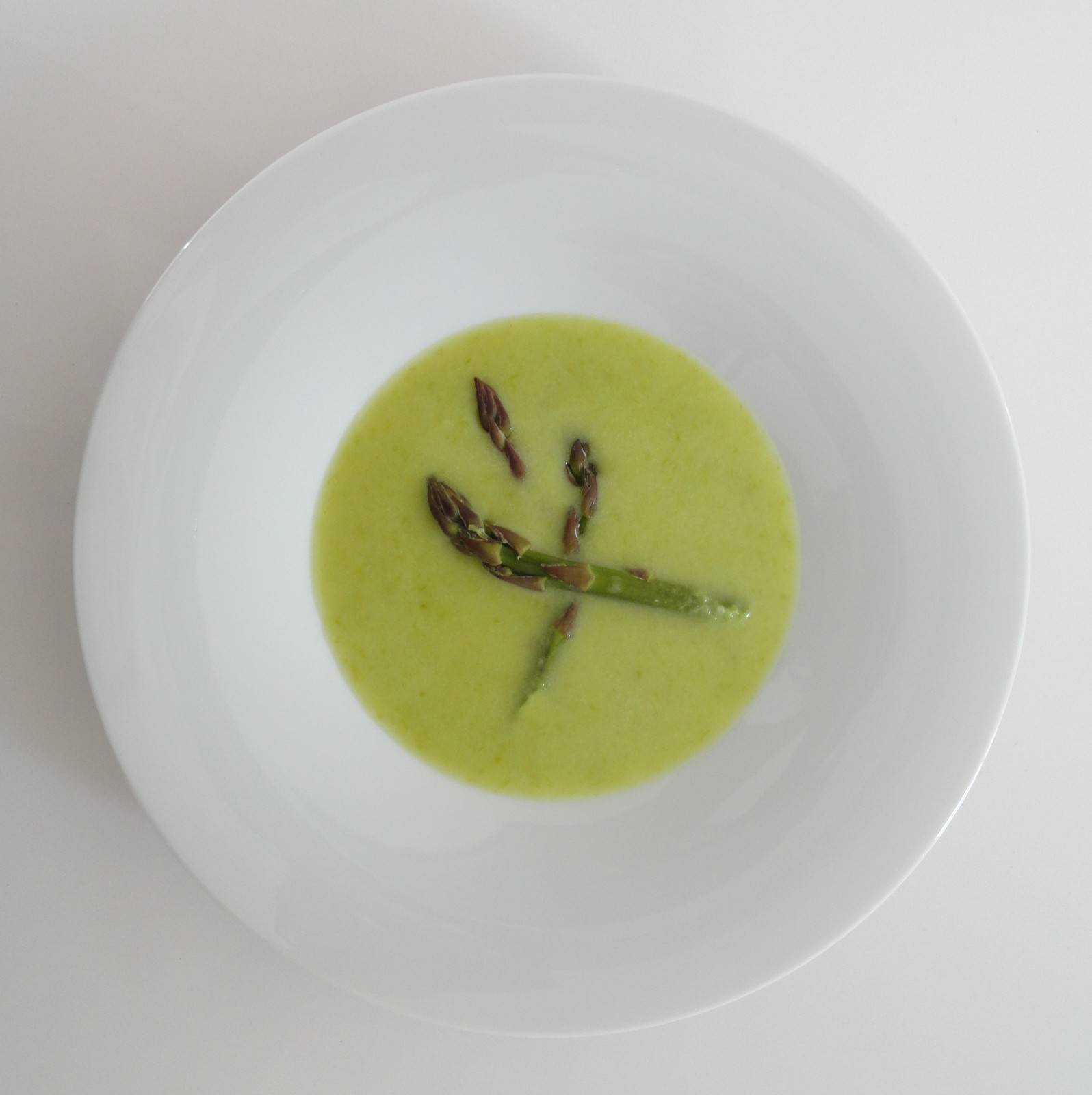 Spargelsuppe mit grünem Stangenspargel Rezept - ichkoche.de Spargelsuppe mit grünem Stangenspargel Rezept - ichkoche.de