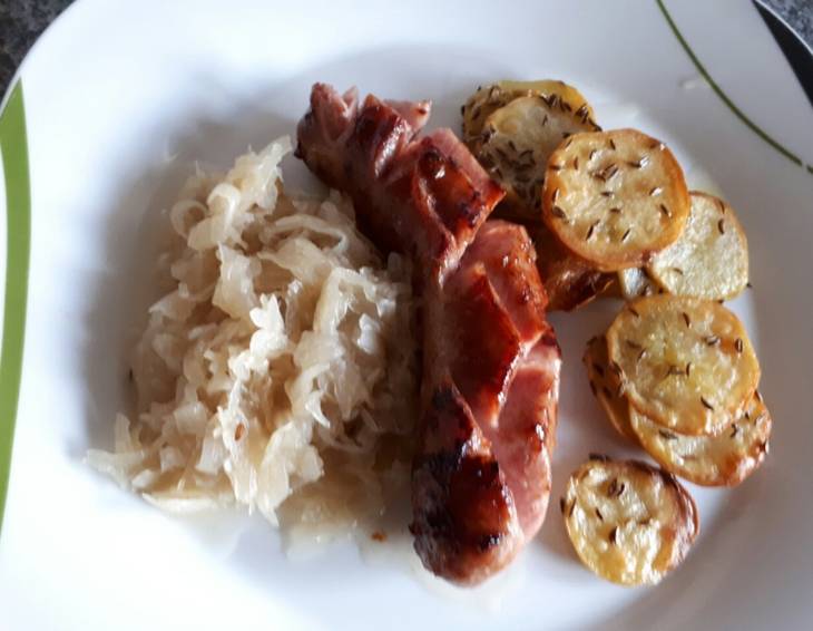 Bratwurst mit Sauerkraut und Kümmelkartoffel