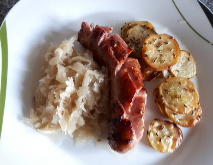 Bratwurst mit Sauerkraut und Kümmelkartoffel Bratwurst mit Sauerkraut und Kümmelkartoffel