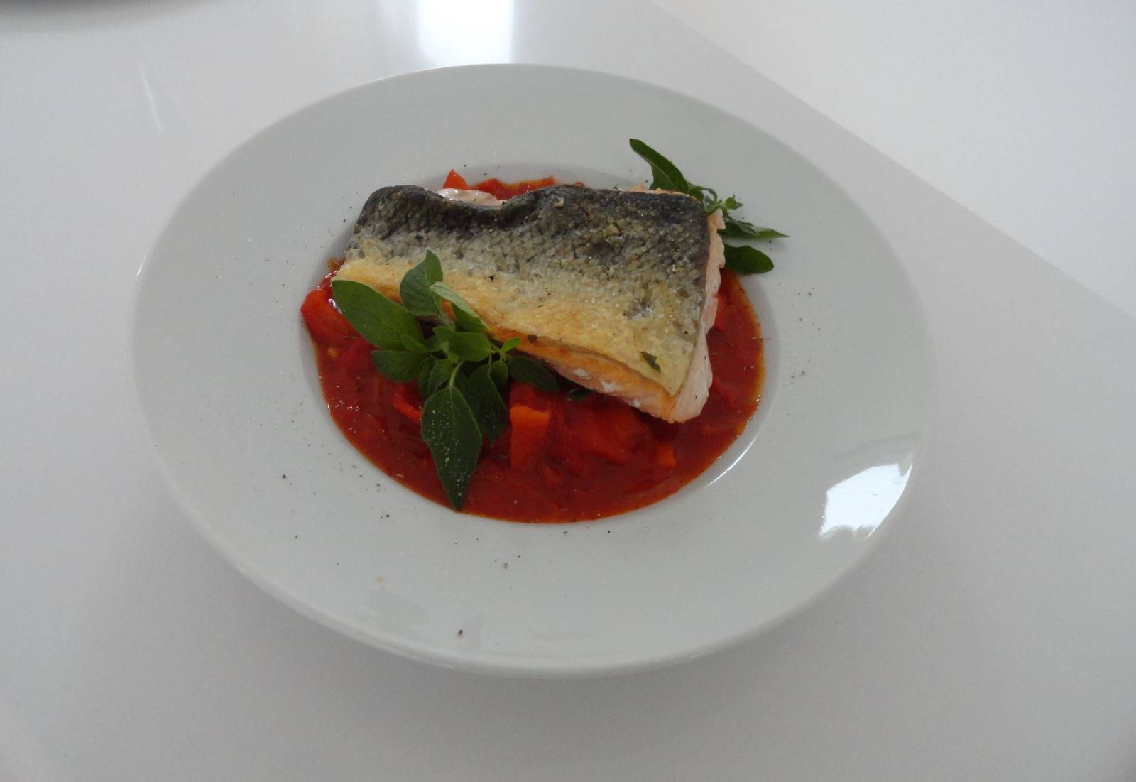 Gebratenes Lachsfilet auf Ratatouille Rezept - ichkoche.ch Gebratenes Lachsfilet auf Ratatouille Rezept - ichkoche.ch