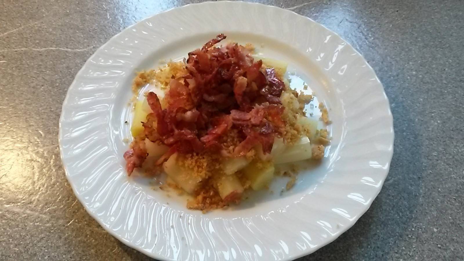 Confierter Lammrücken mit Rotwein-Chilibirnen und Ingwer ... Confierter Lammrücken mit Rotwein-Chilibirnen und Ingwer ...