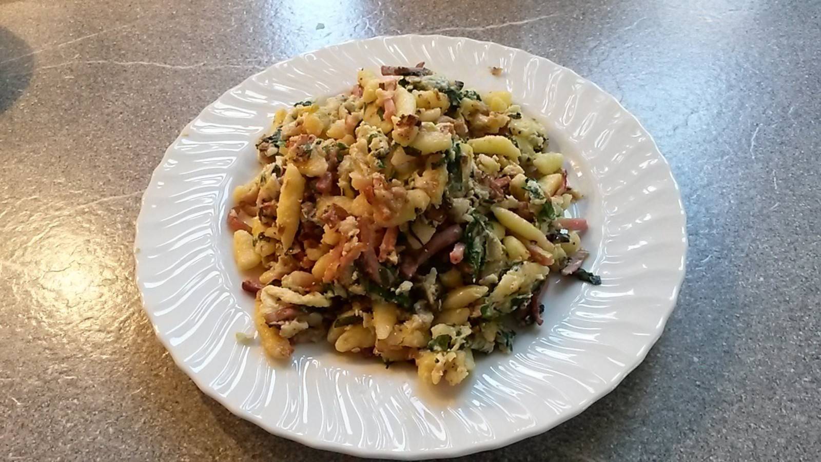 Spätzle mit Speck, Ei und Bärlauch Rezept - ichkoche.at