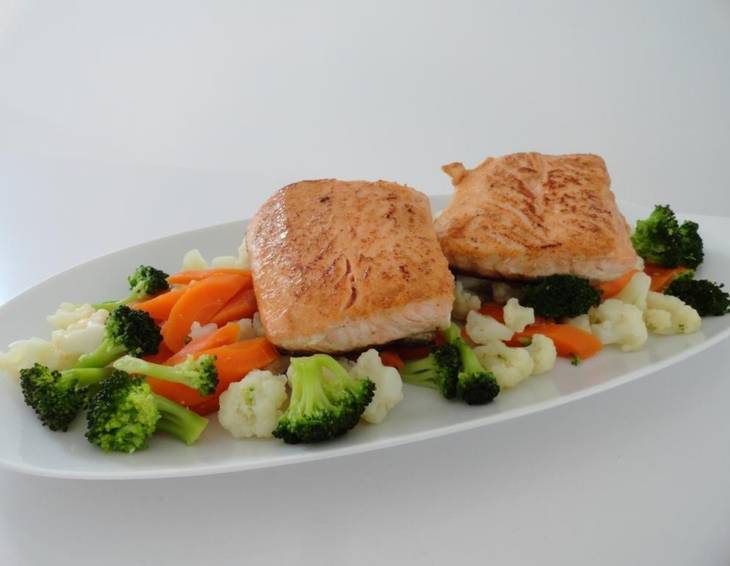 Lachsfilet mit buntem Gemüse Lachsfilet mit buntem Gemüse