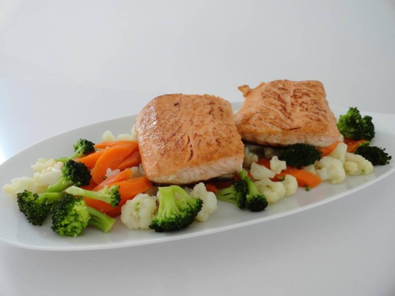 Lachsfilet mit buntem Gemüse Rezept - ichkoche.de Lachsfilet mit buntem Gemüse Rezept - ichkoche.de