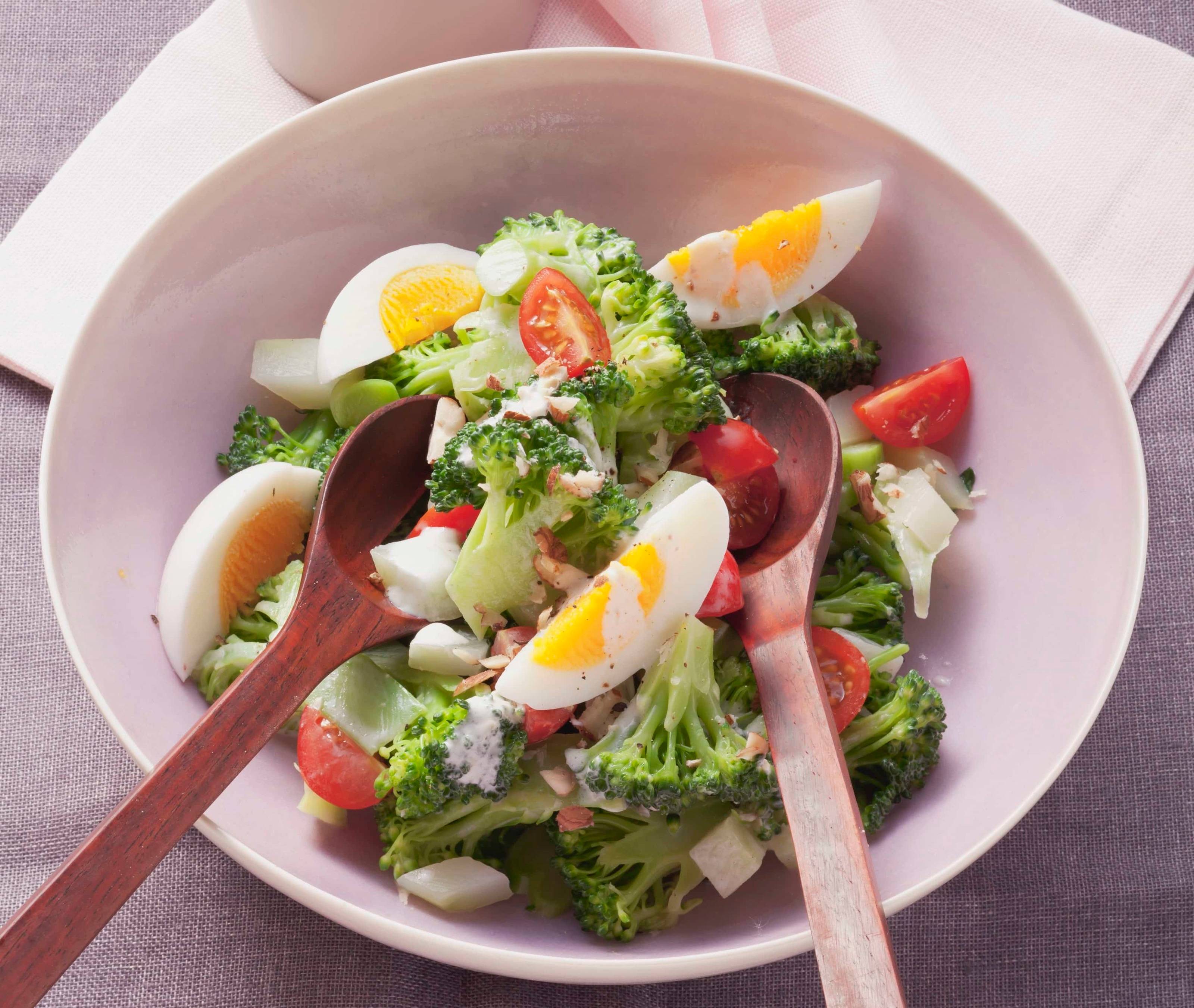 Brokkolisalat mit Erdnüssen Rezept