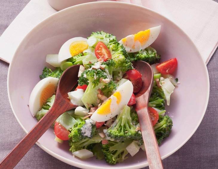 Brokkolisalat mit Erdnüssen Brokkolisalat mit Erdnüssen