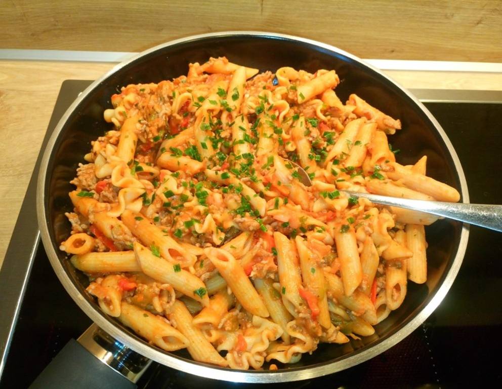 Einfache Nudel-Pfanne mit Faschiertem Einfache Nudel-Pfanne mit Faschiertem