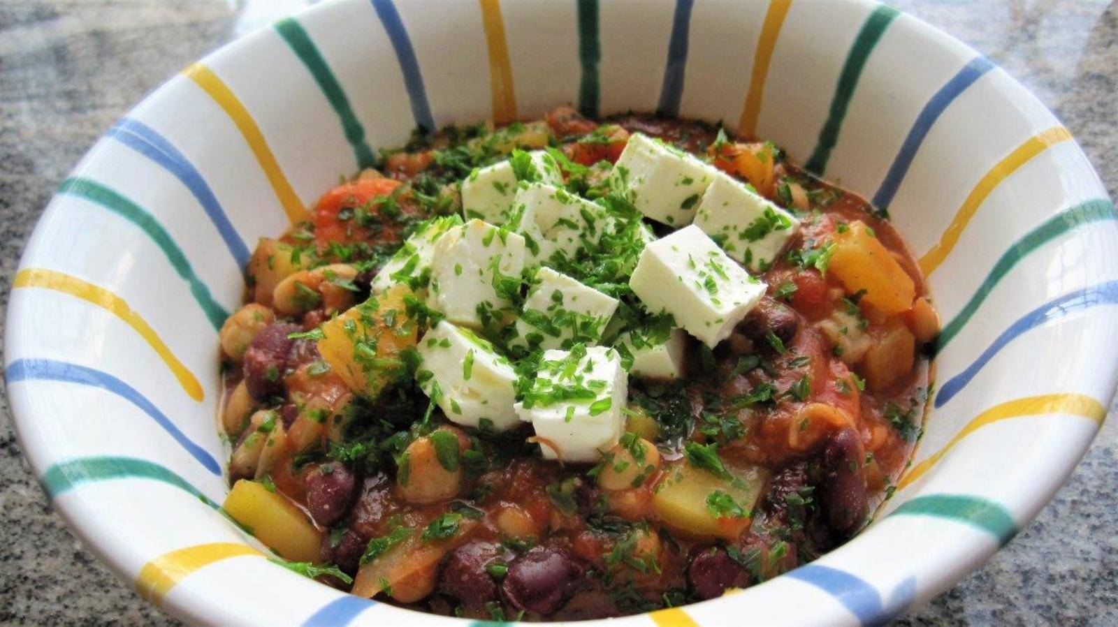 Bohnen-Kichererbsen Eintopf mit Feta Rezept - ichkoche.de Bohnen-Kichererbsen Eintopf mit Feta Rezept - ichkoche.de