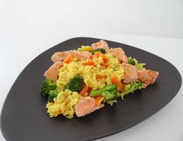 Gemüse-Paella mit Lachs