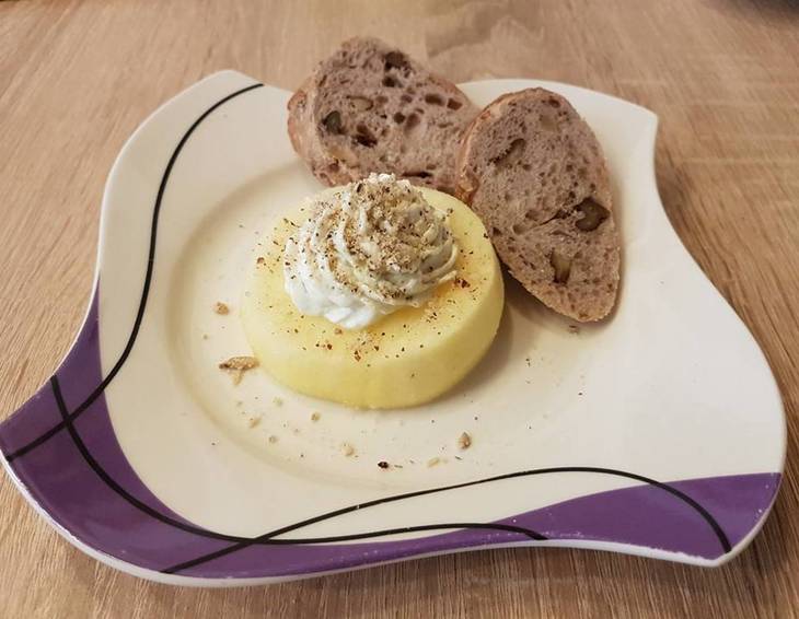 Apfelringe mit Kräutertopfencreme Apfelringe mit Kräutertopfencreme