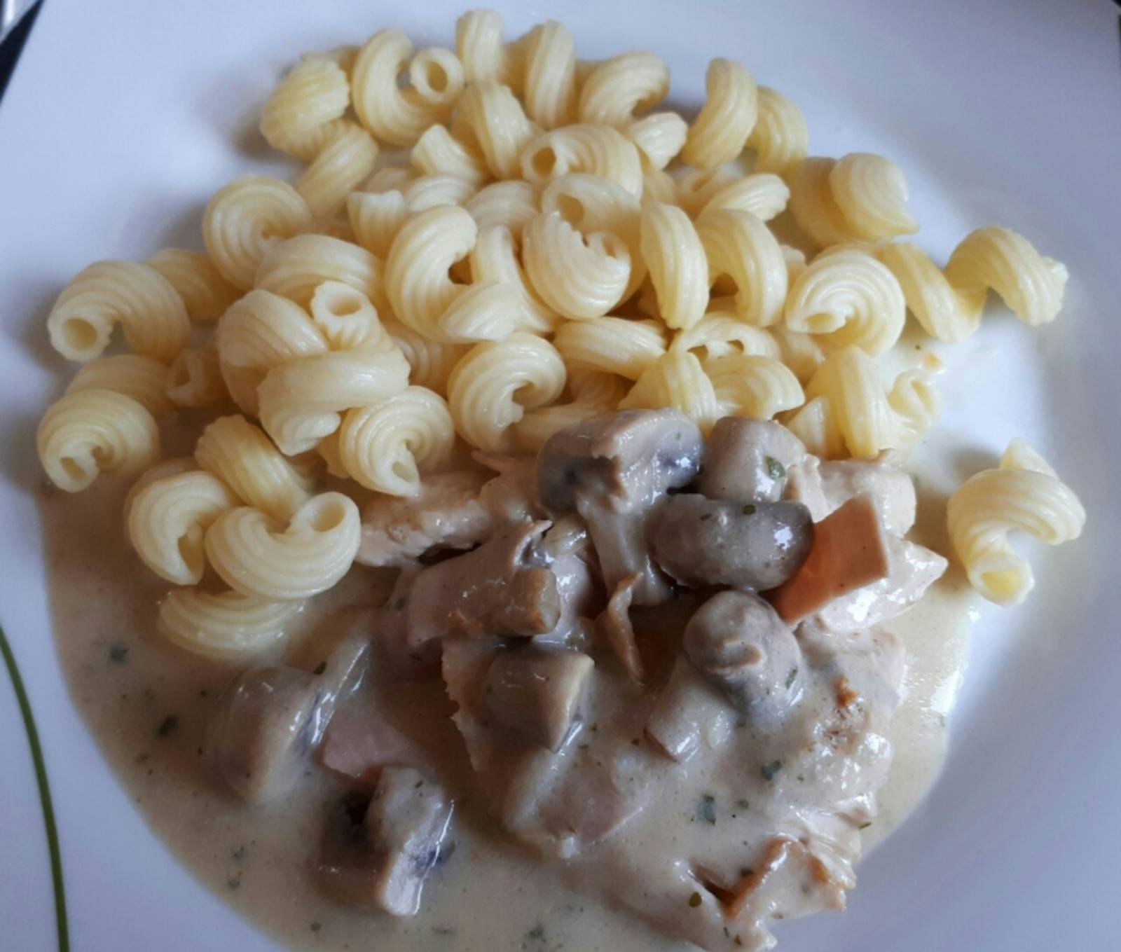 Putenrahmschnitzel mit Nudeln Rezept - ichkoche