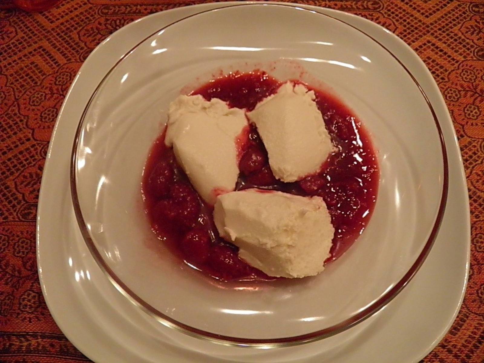 Kokosmousse auf Himbeersoße Rezept - ichkoche.de Kokosmousse auf Himbeersoße Rezept - ichkoche.de