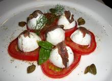 Paradeiser mit Büffelmozzarella-Kugeln und Anchovis Paradeiser mit Büffelmozzarella-Kugeln und Anchovis