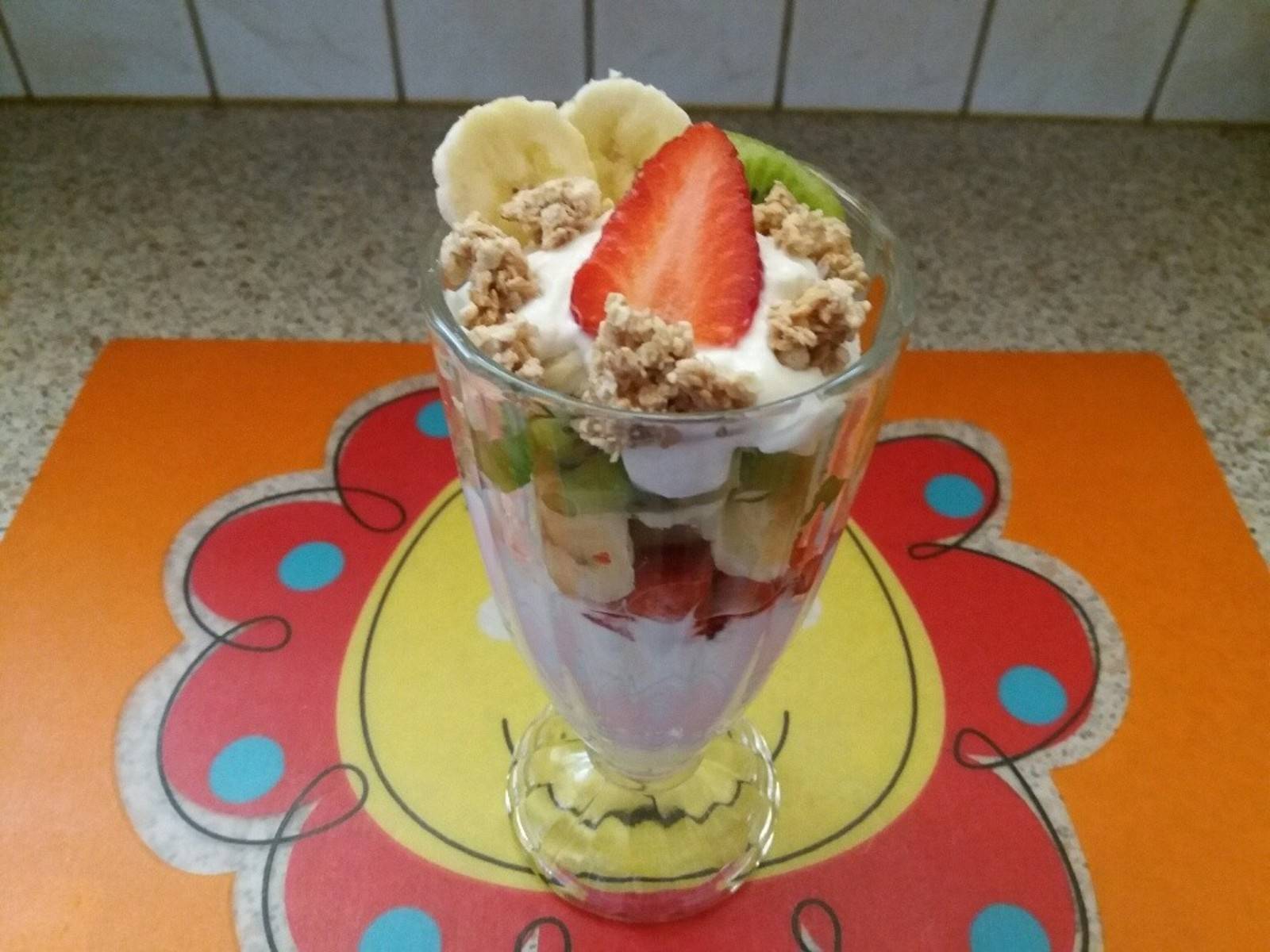 Vanillecreme mit Fruchtcocktail