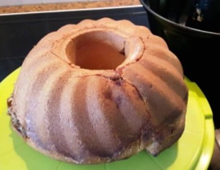 Germgugelhupf mit Apfel-Nussfüllung Germgugelhupf mit Apfel-Nussfüllung