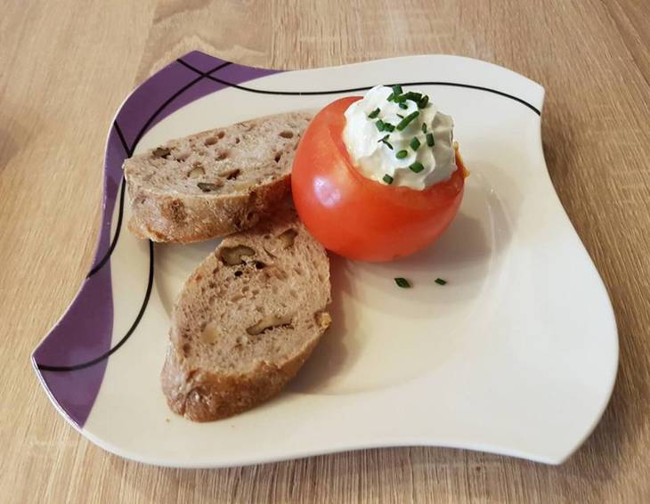 Gefüllte Tomaten mit Schnittlauchtopfencreme Gefüllte Tomaten mit Schnittlauchtopfencreme