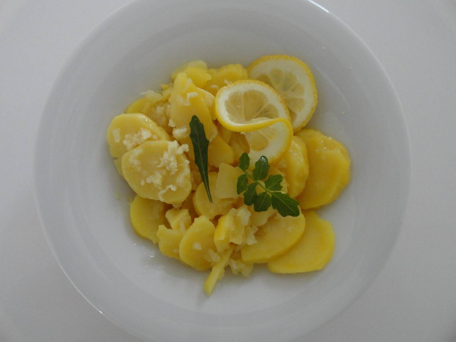 Erdapfelsalat mit Zitrone Rezept - ichkoche.de