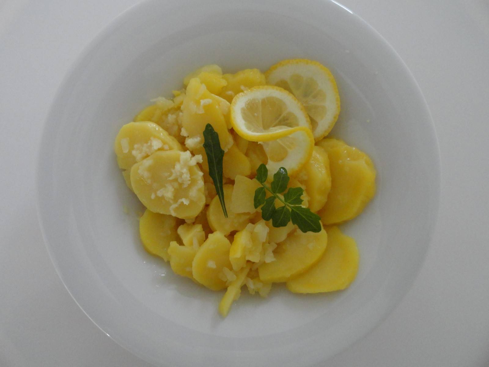 Erdapfelsalat mit Zitrone