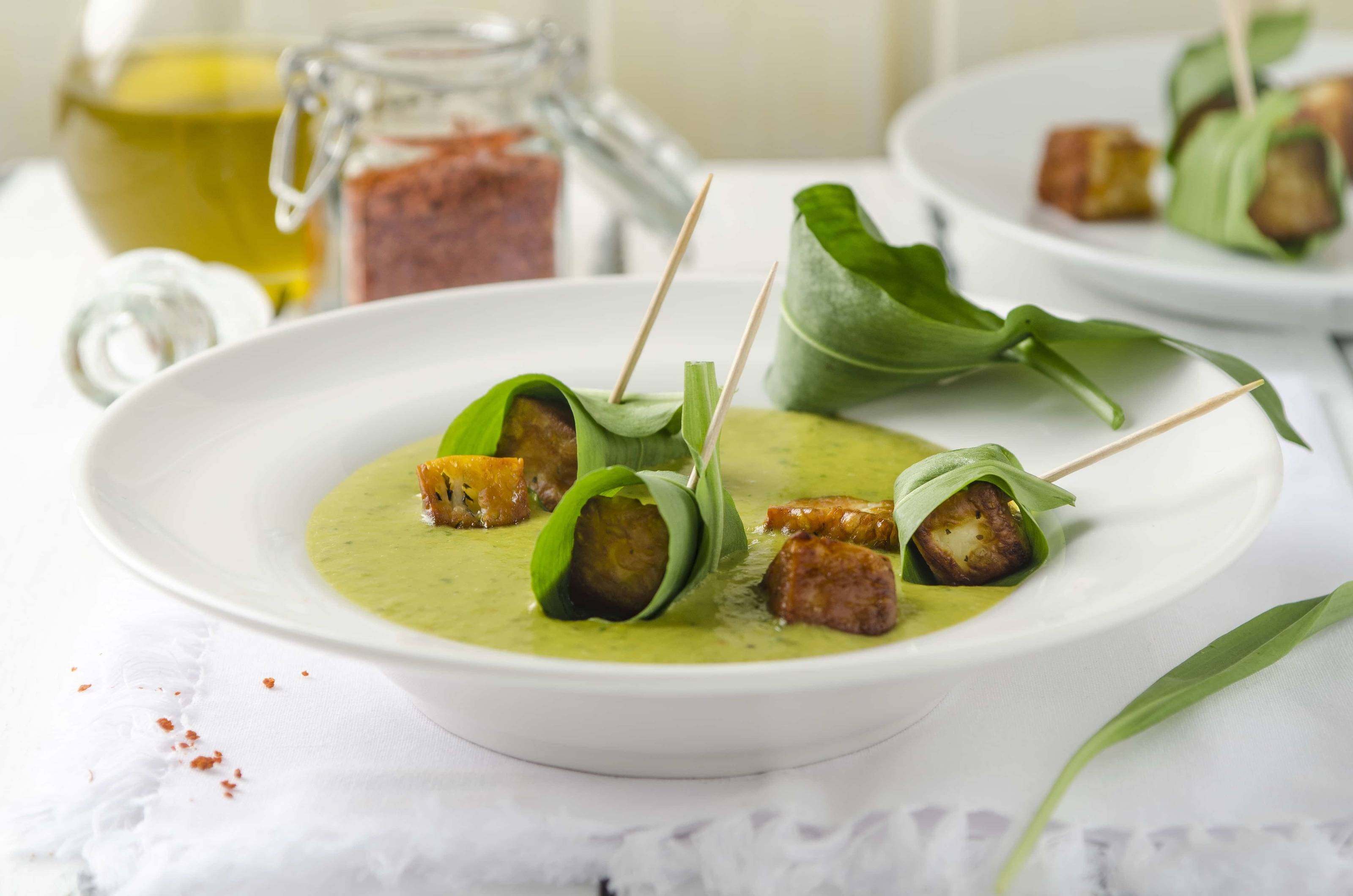 Bärlauch-Süßkartoffelsuppe mit gebratenen Käsewürfeln