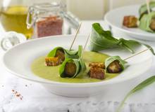 Bärlauch-Süßkartoffelsuppe mit gebratenen Käsewürfeln Bärlauch-Süßkartoffelsuppe mit gebratenen Käsewürfeln