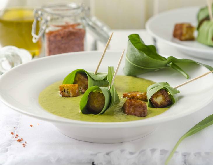 Bärlauch-Süßkartoffelsuppe mit gebratenen Käsewürfeln