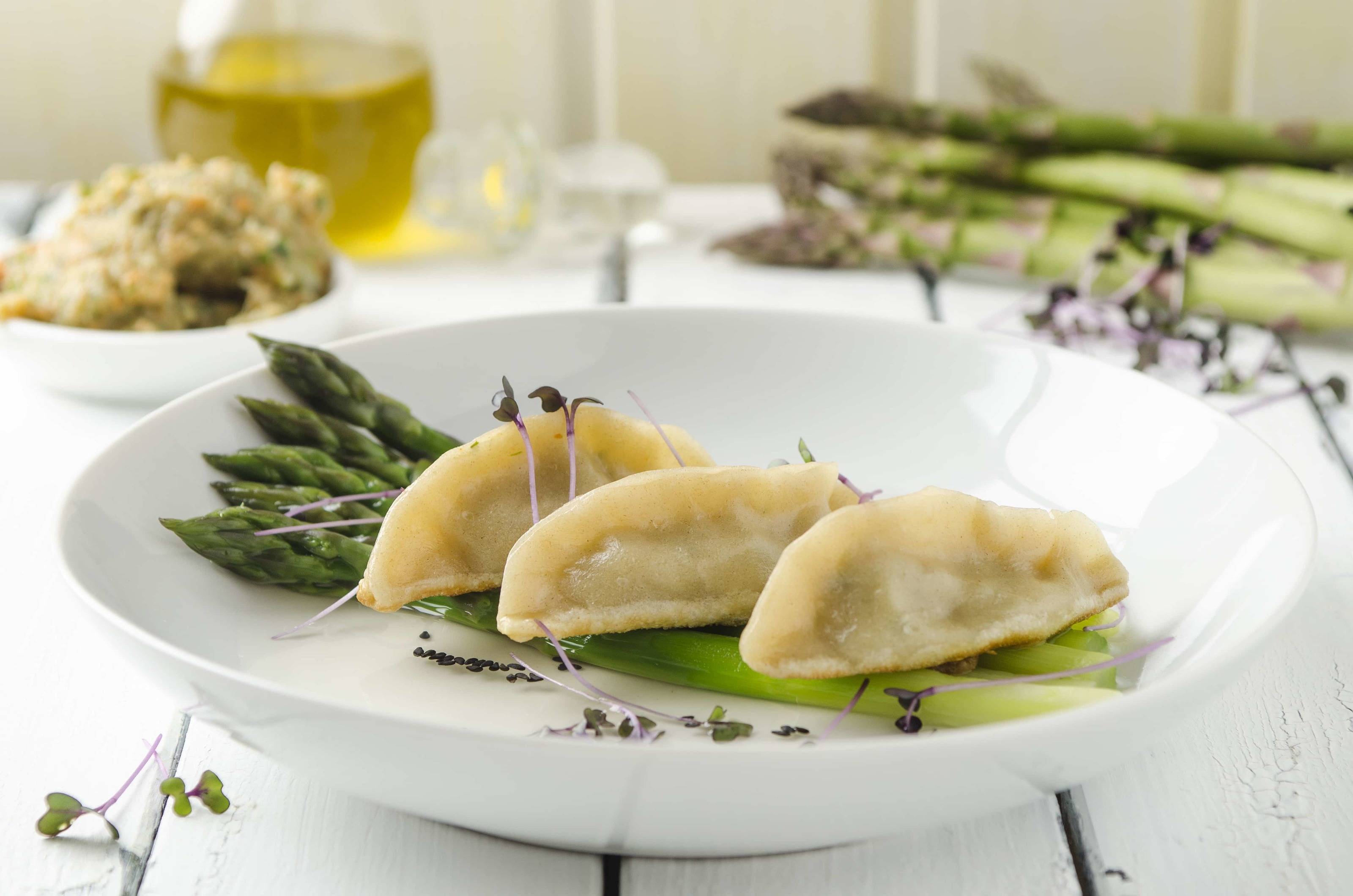 Garnelen-Pilz-Dumplings auf Spargel 