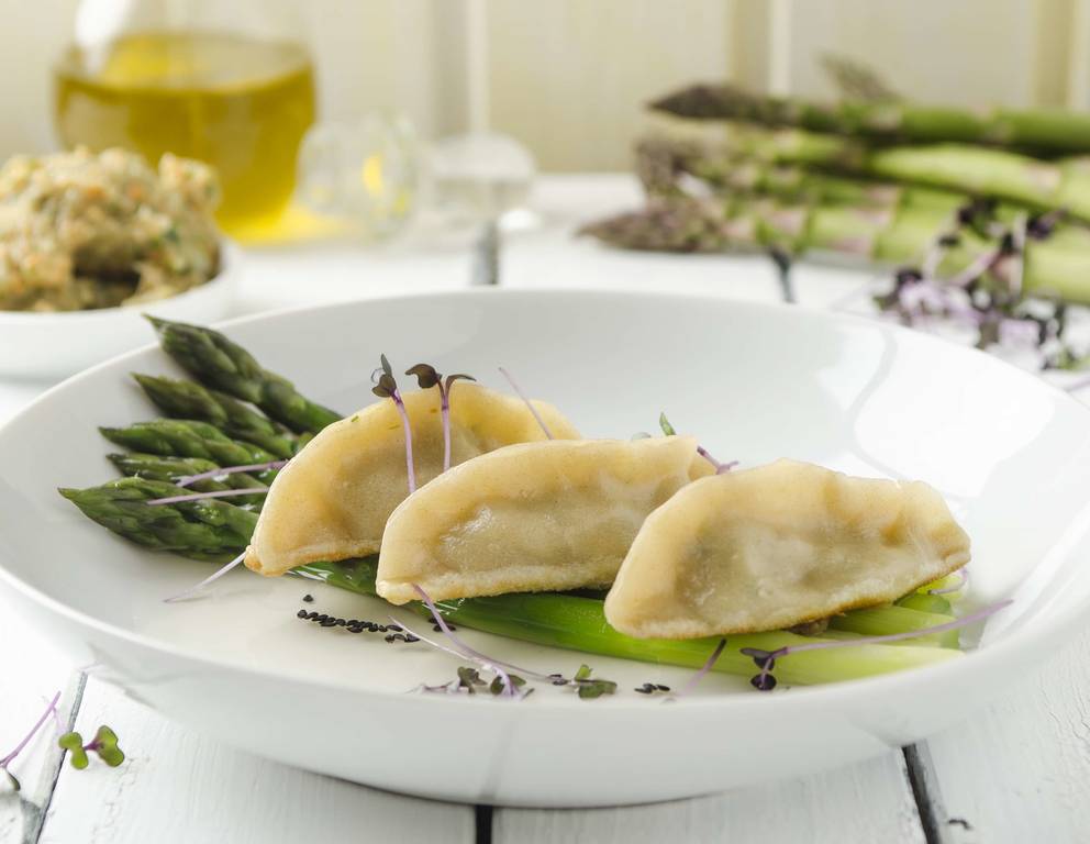 Garnelen-Pilz-Dumplings auf Spargel aus dem Dampfgarer Garnelen-Pilz-Dumplings auf Spargel aus dem Dampfgarer