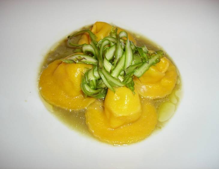 Ravioli mit Lachsfüllung und Sauerampfer Ravioli mit Lachsfüllung und Sauerampfer