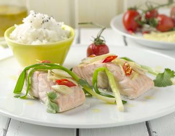 Lachsfilet mit Chili, Ingwer und Zitronengras aus dem Dampfgarer Lachsfilet mit Chili, Ingwer und Zitronengras aus dem Dampfgarer
