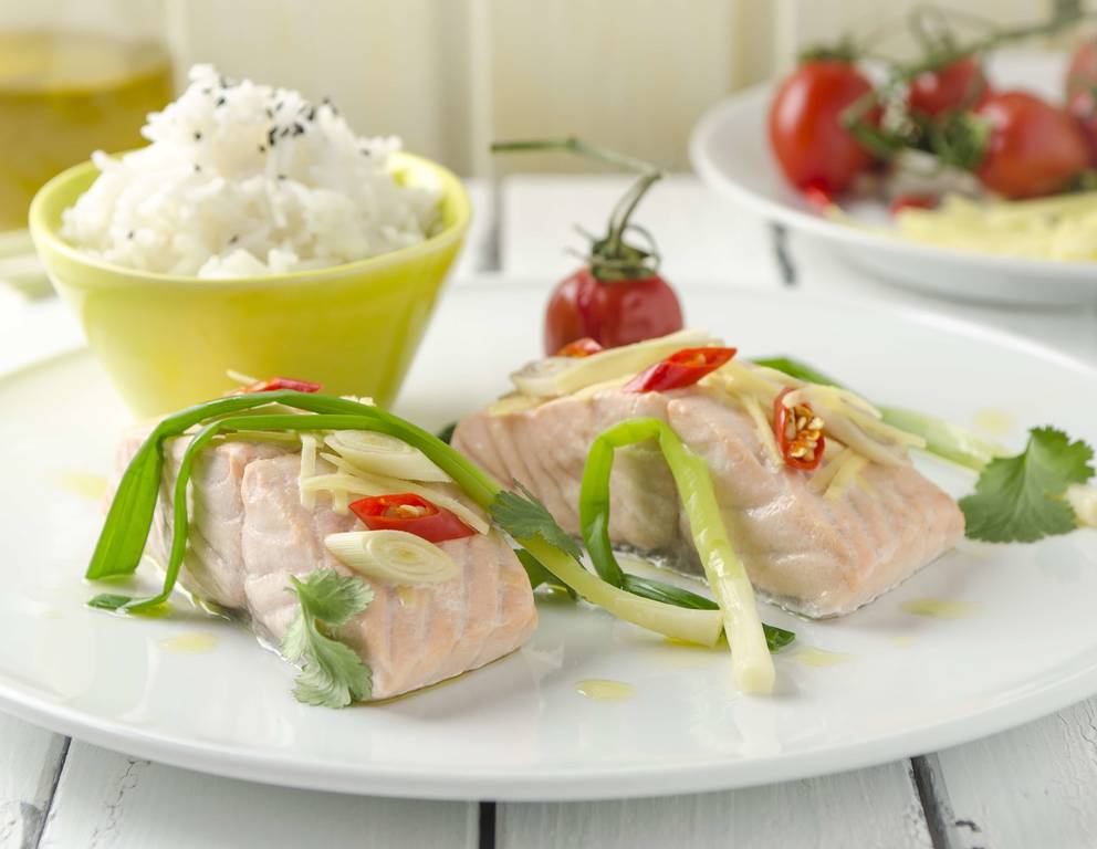 Lachsfilet mit Chili, Ingwer und Zitronengras aus dem Dampfgarer Lachsfilet mit Chili, Ingwer und Zitronengras aus dem Dampfgarer