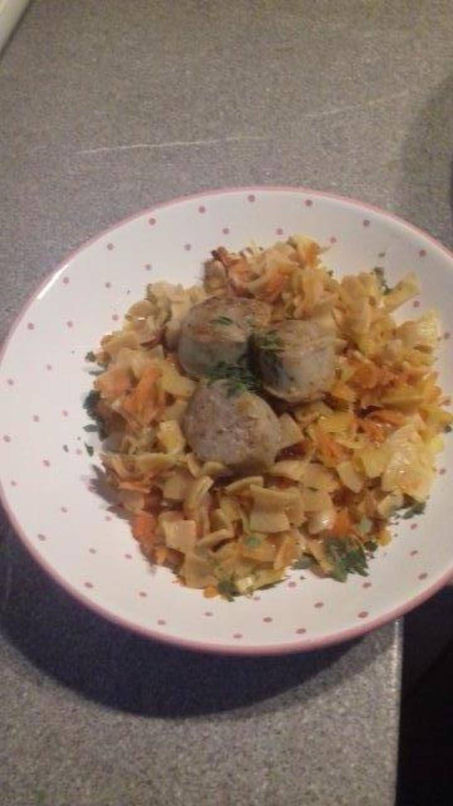 Karotten-Krautfleckerl mit Bratwurst