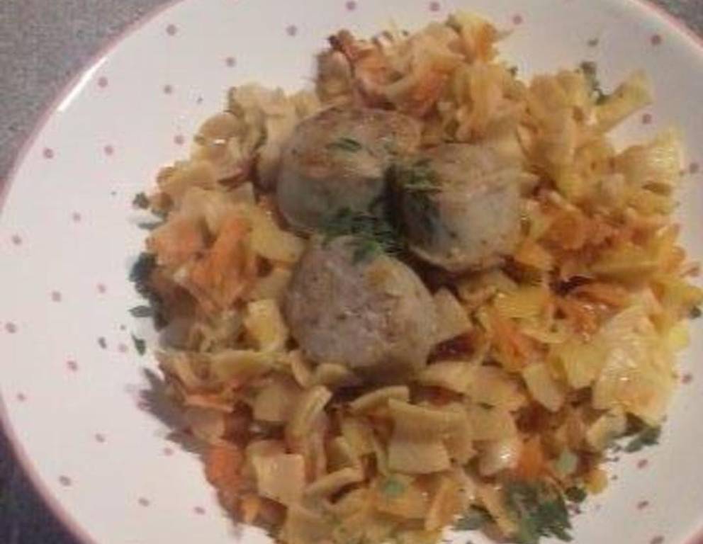 Karotten-Krautfleckerl mit Bratwurst Karotten-Krautfleckerl mit Bratwurst