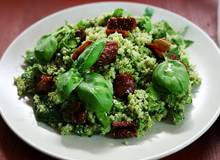 Quinoa mit Basilikum-Pesto und getrockneten Tomaten